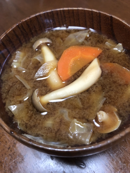 人参しめじ玉葱キャベツ味噌汁