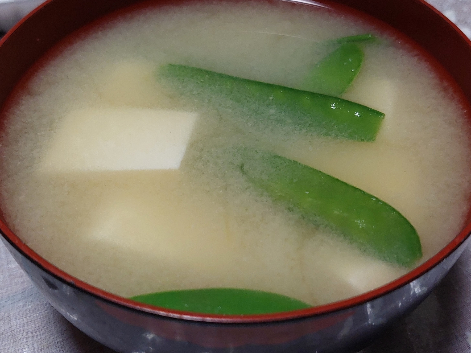 豆腐と絹さやえんどうのお味噌汁