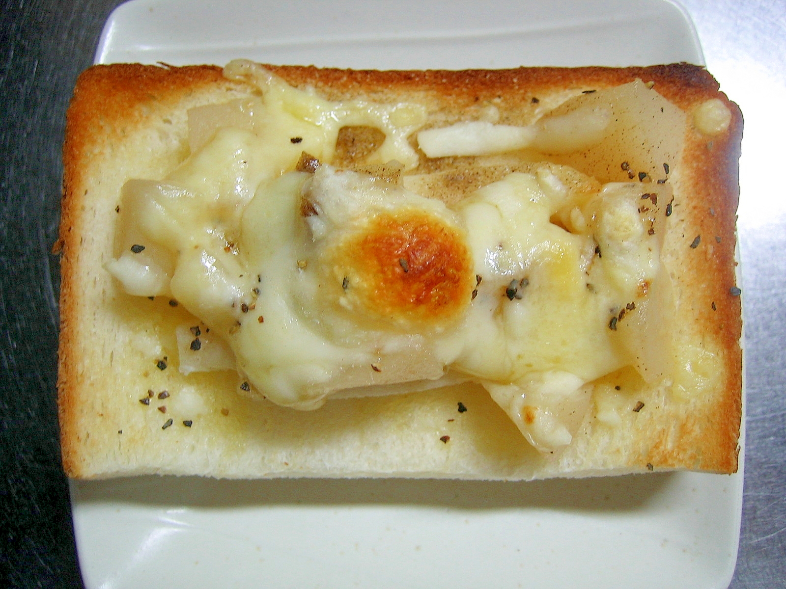 桃＆ポテトのあらびきコショウかけチーズトースト