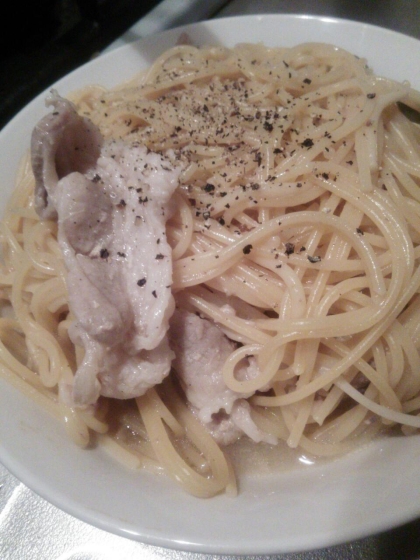 夜食に作ってみました。豚骨ラーメンのようなスープになってお腹いっぱいになりました(^^)-c