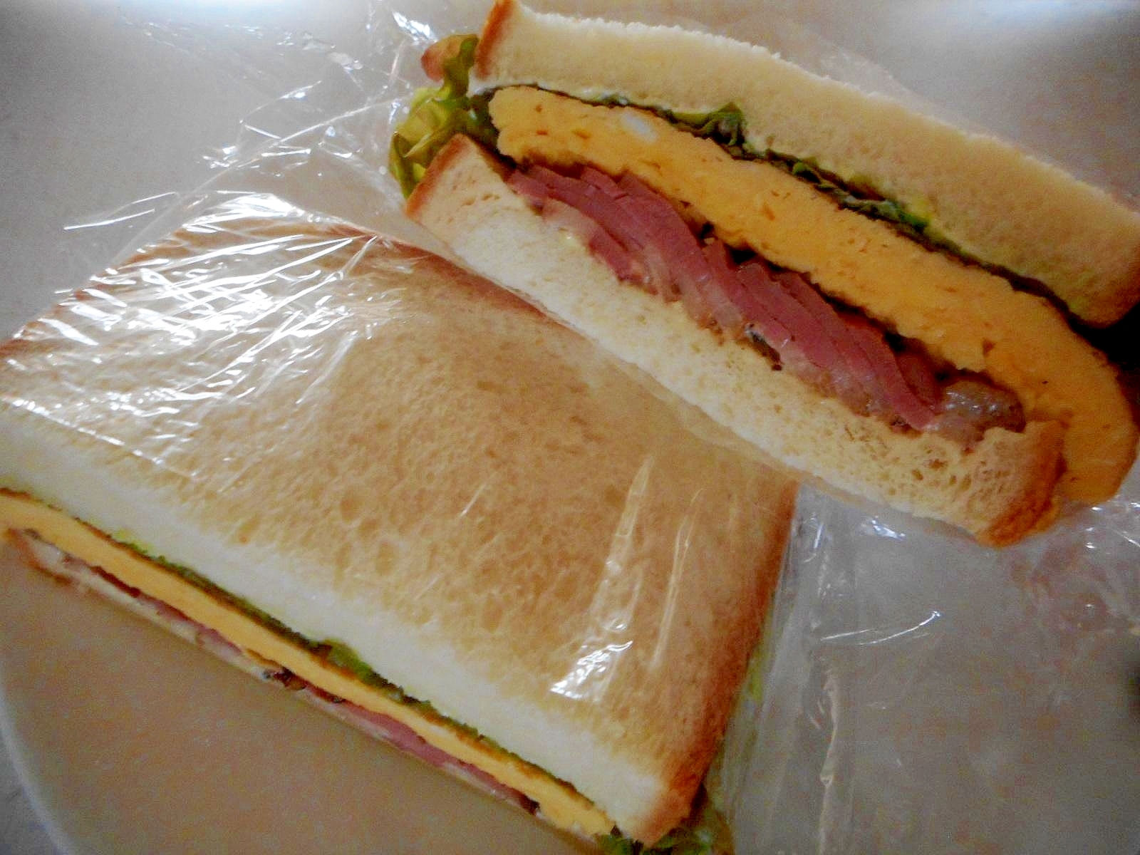 鴨パストラミとオムレツのサンドイッチ
