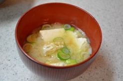こんばんは！
豆腐のお味噌汁美味しいですよね☆今日も体が温まりました(*^_^*)ご馳走様です。