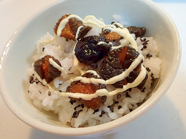 マヨかけて　キューちゃんと海苔佃煮のごまごまご飯