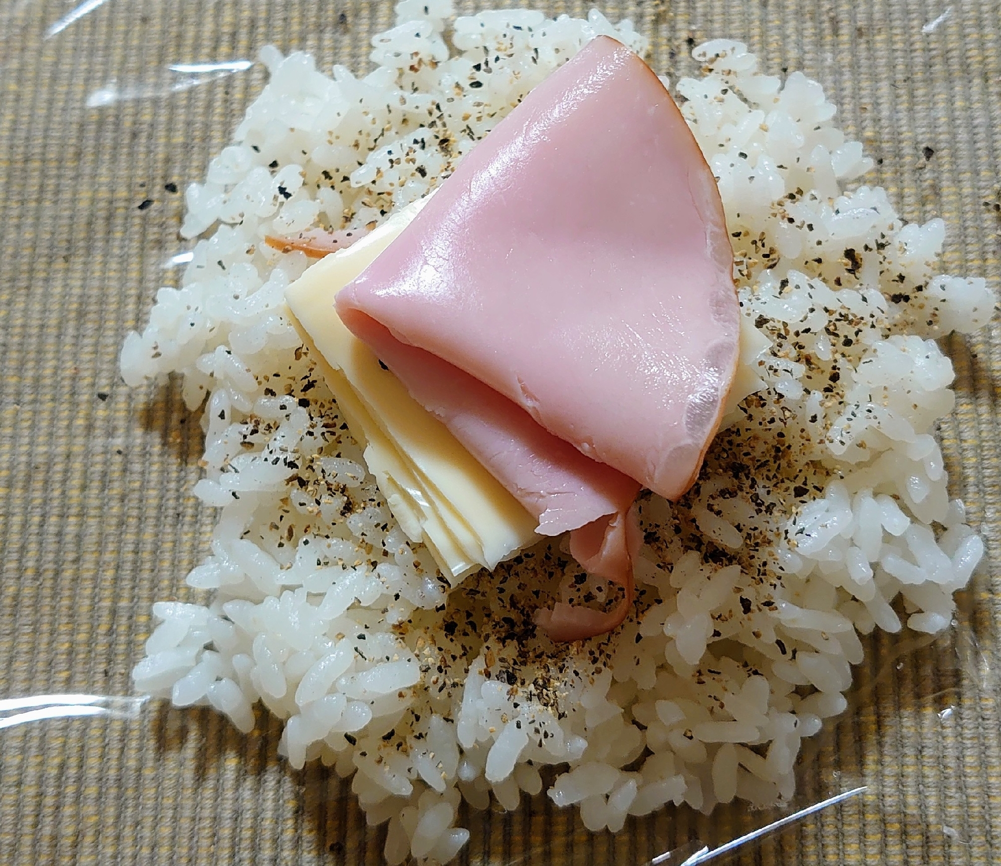 スライスチーズとハムのおにぎり レシピ 作り方 By おっさん5593 楽天レシピ