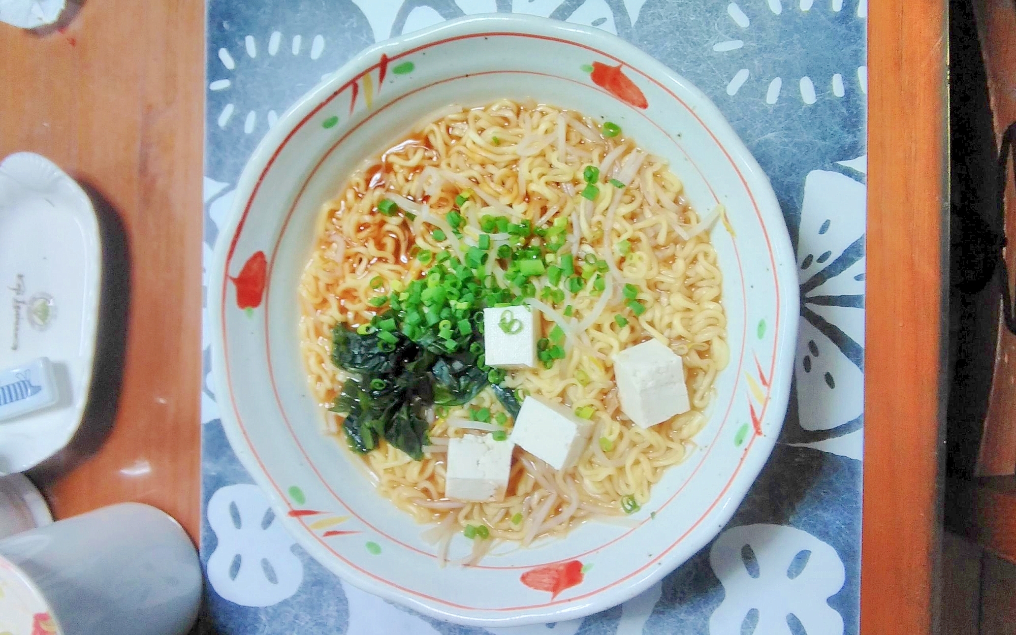 豆腐とわかめ入り醤油ラーメン