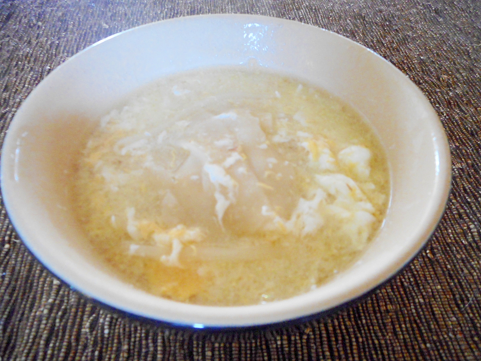 餃子の皮ともやしと卵の塩麹スープ