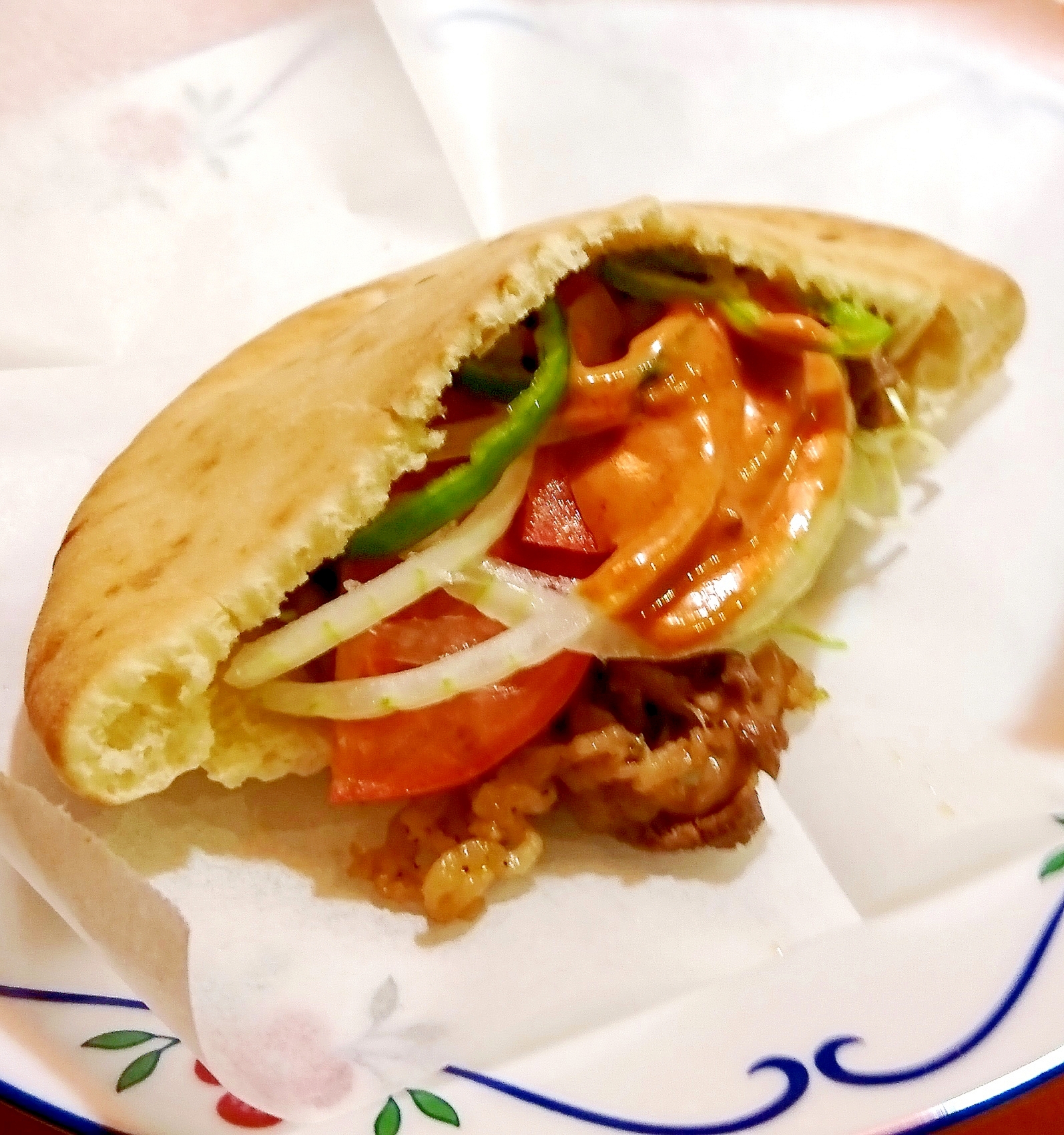 器に盛られたケバブサンド