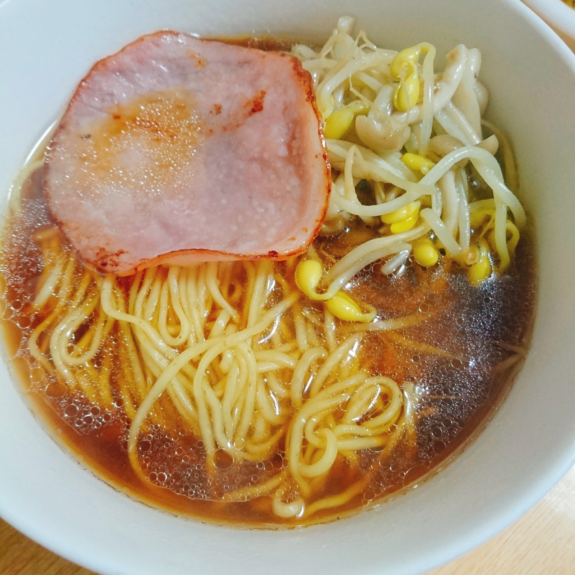 しめじと豆もやし炒めとハムの醤油ラーメン