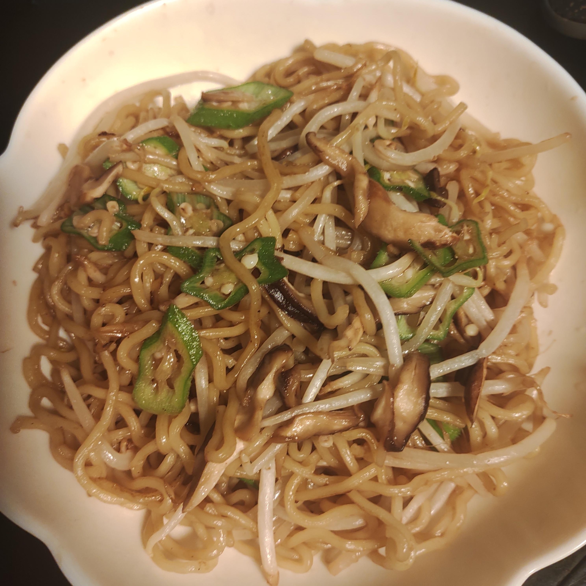 オクラ、もやし、しいたけのチャプチェ風焼きそば