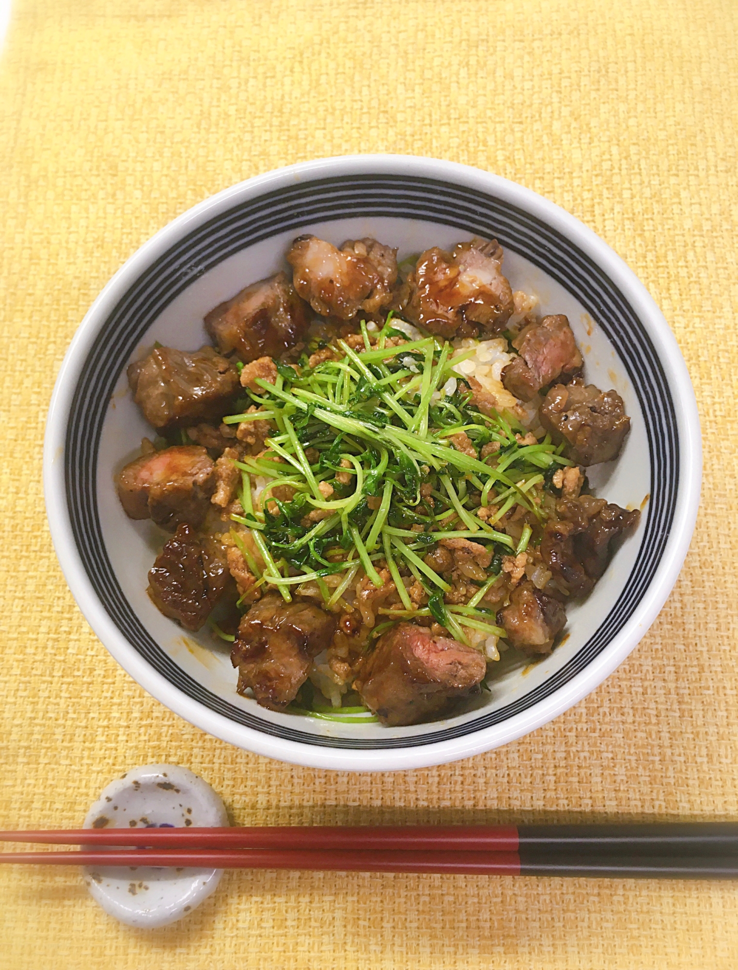 お肉ゴロゴロ♡豆苗とお肉のオイスター丼♪