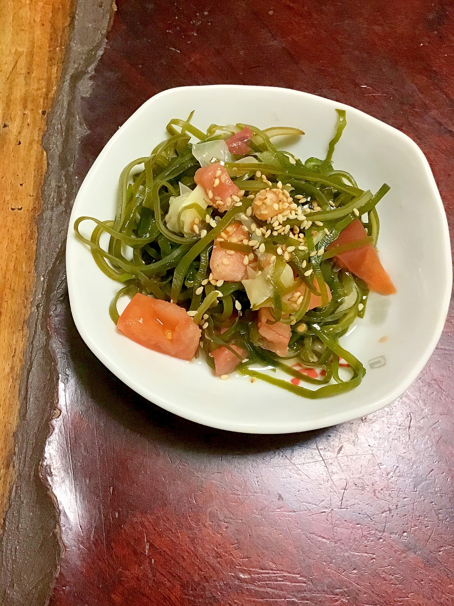 切り昆布とトマトとガリの甘酢和え。