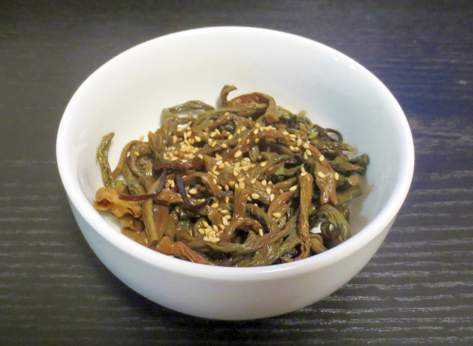 白い器に入ったぜんまいと塩こんぶのナムル