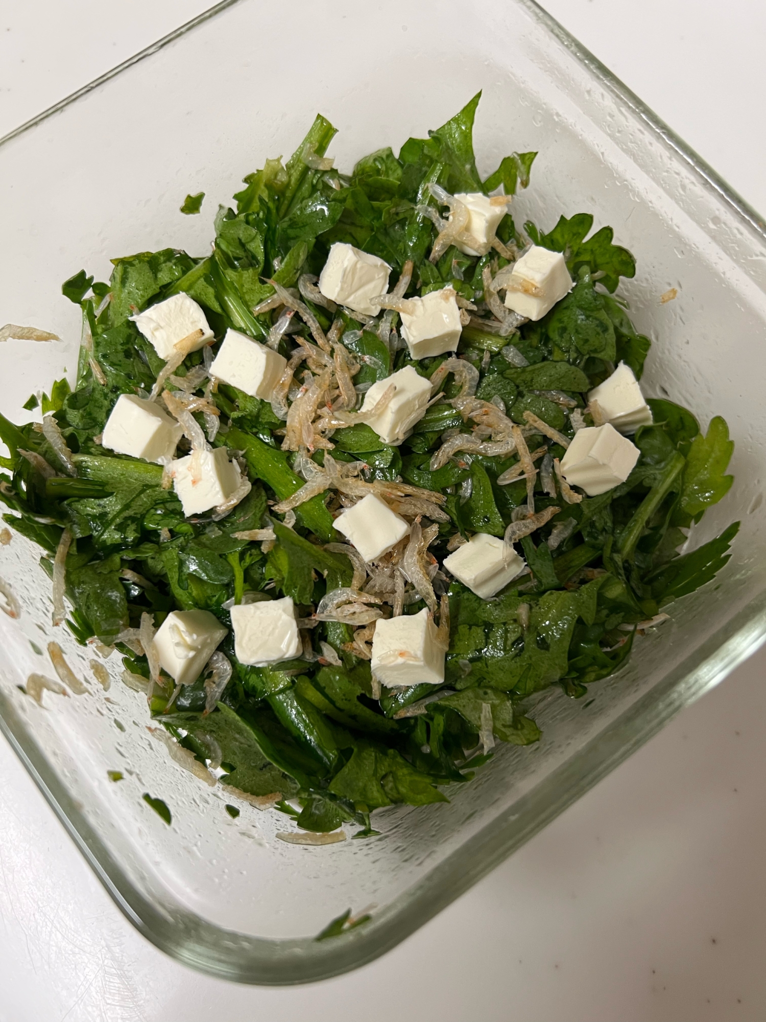 春菊とあみエビと国産クリームチーズのサラダ