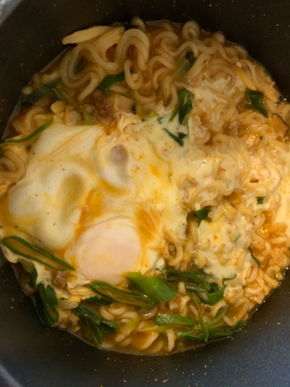 袋麺アレンジ！ピリ辛白菜キムチ＆チーズラーメン♪