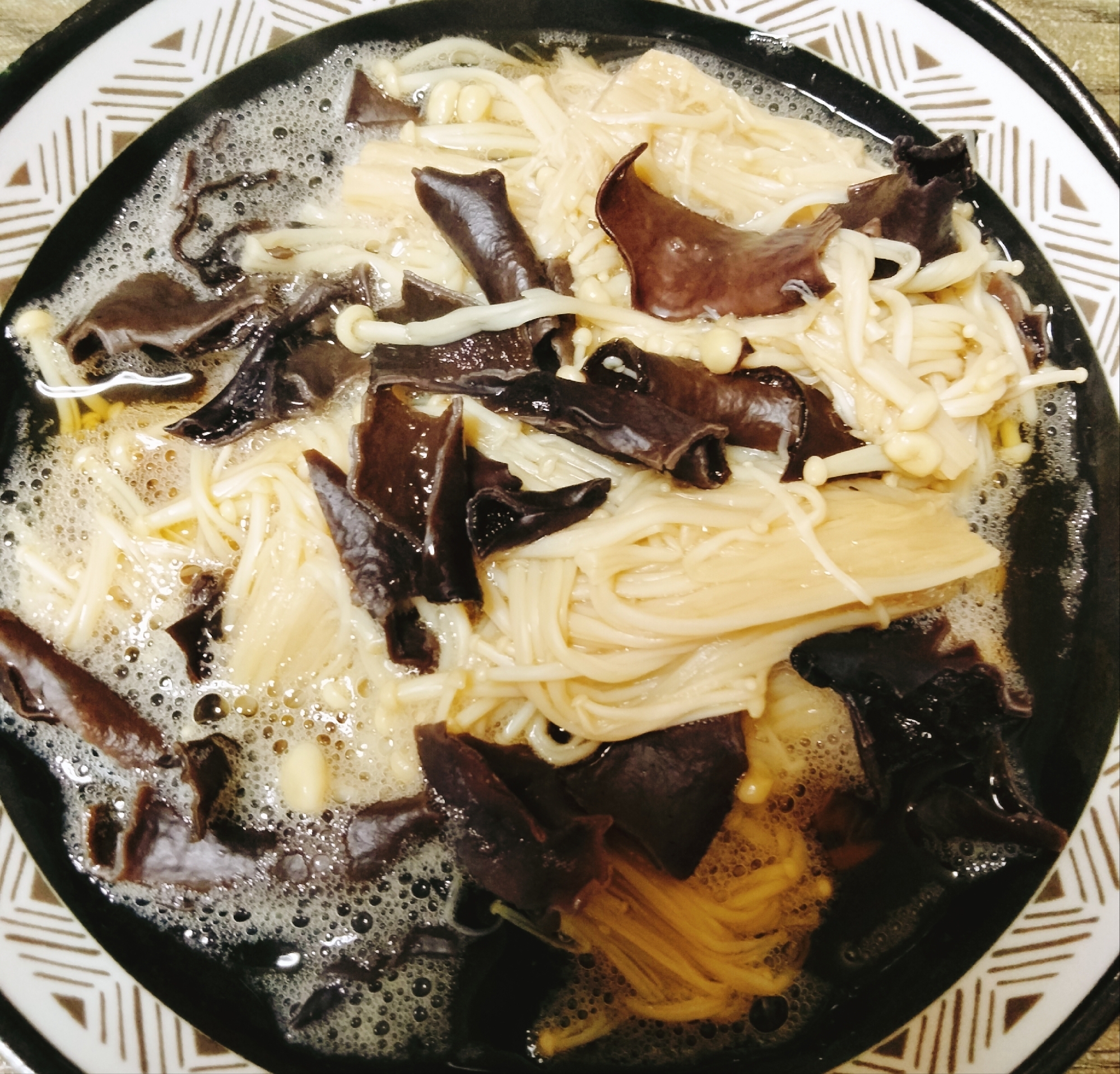 タタキのタレとおでんの素で、エノキと木耳のさっと煮
