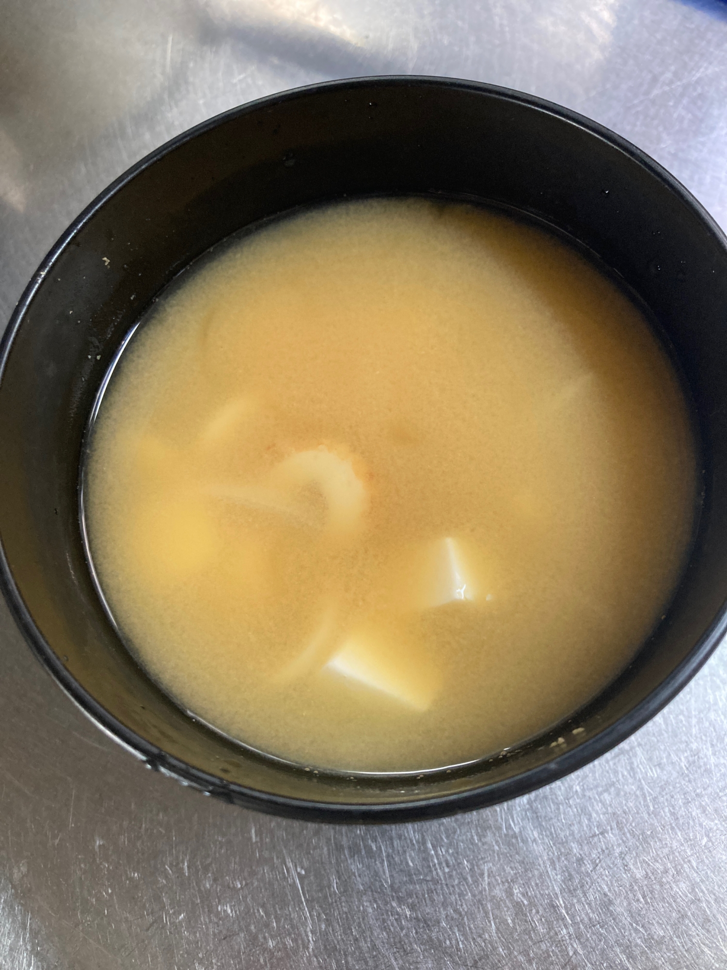 豆腐、玉ねぎ、ちくわの味噌汁