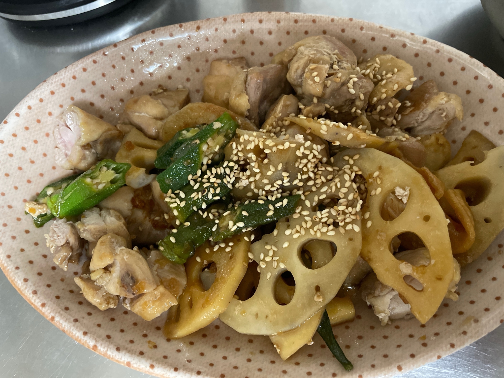 鶏もも肉レンコンオクラのバター生姜炒め煮✨