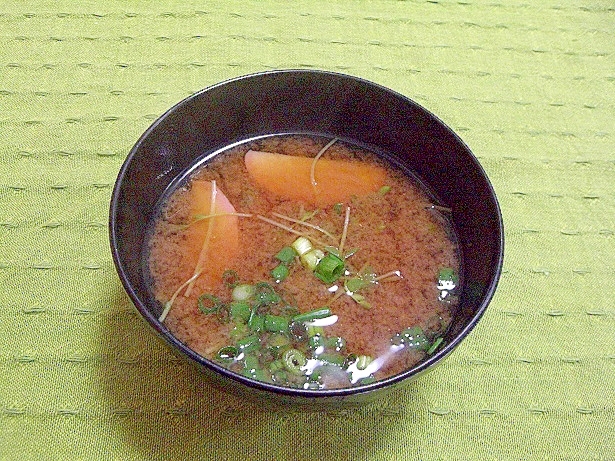 蒲鉾と豆苗とねぎのお味噌汁