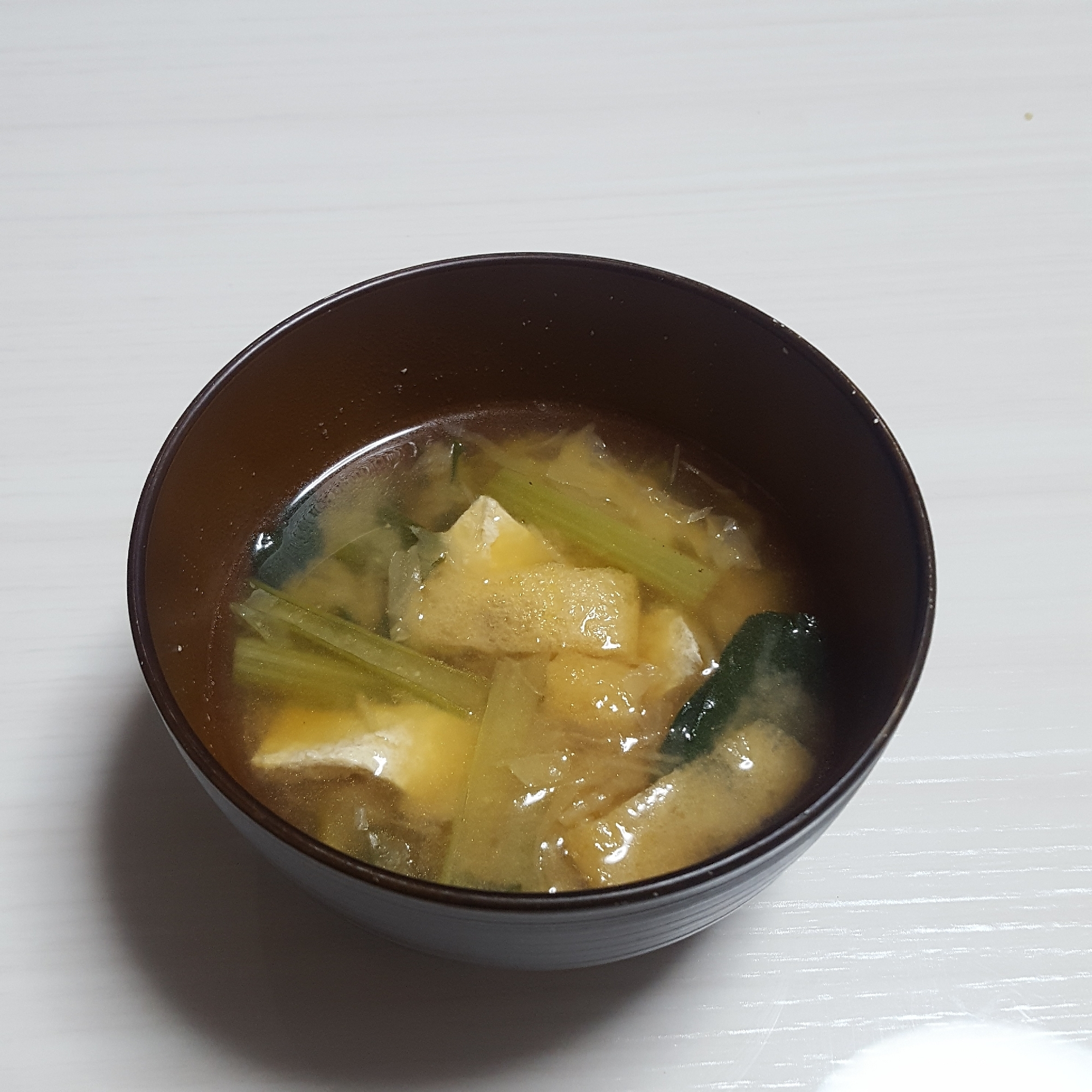 小松菜、油揚げ、千切りキャベツの味噌汁