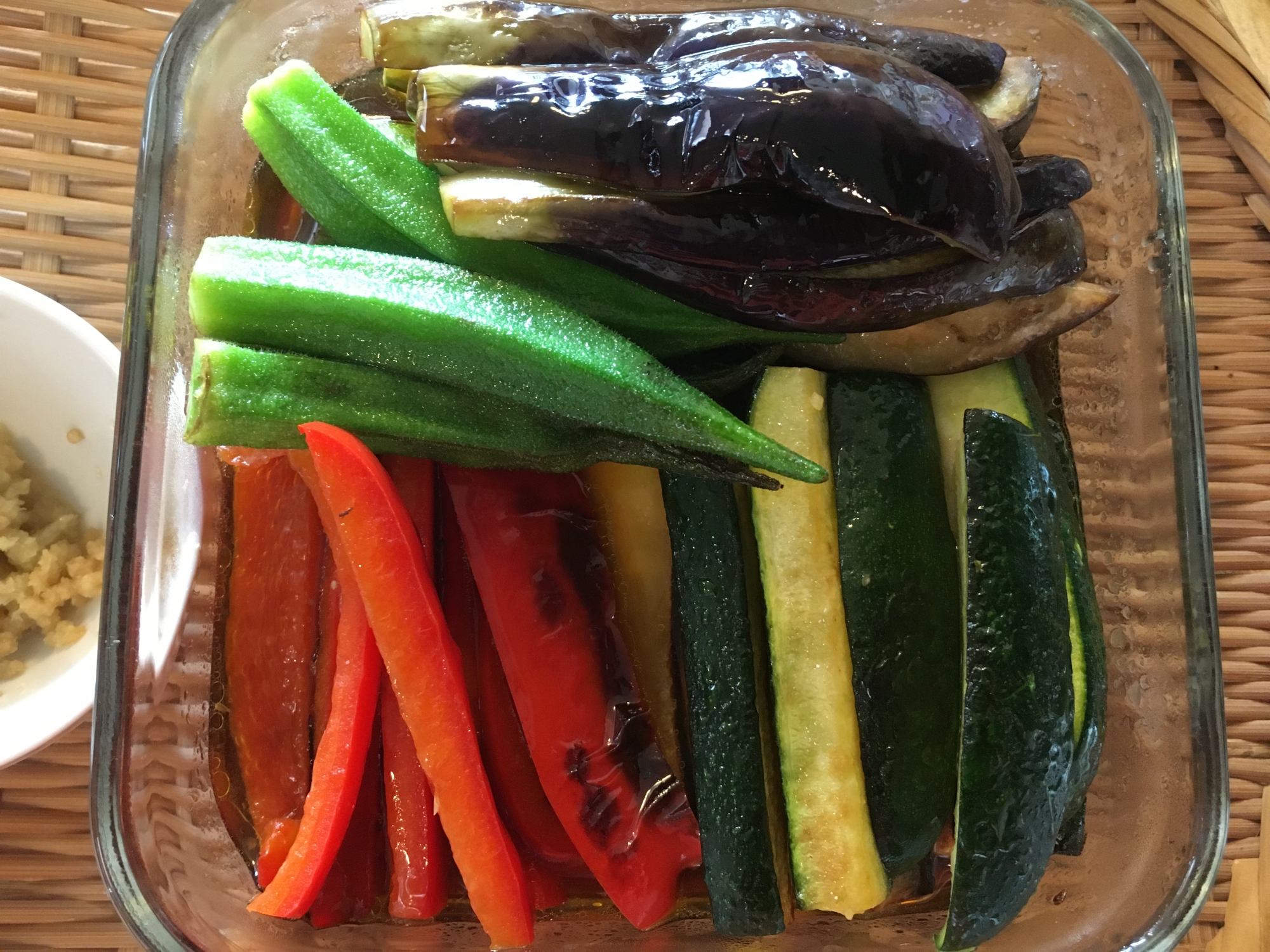 暑い日は冷やして食べる、夏野菜の焼き浸し