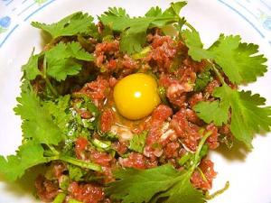 タイ北部の生肉サラダ「ラープ」