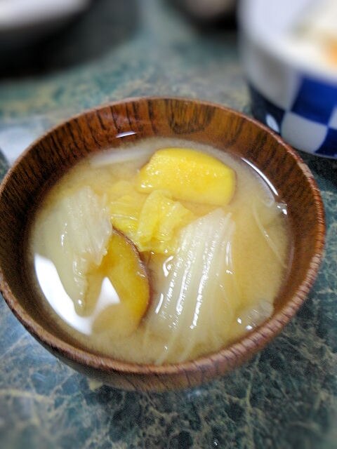 さつま芋と白菜の牛乳味噌汁 レシピ・作り方 by すいかサマ