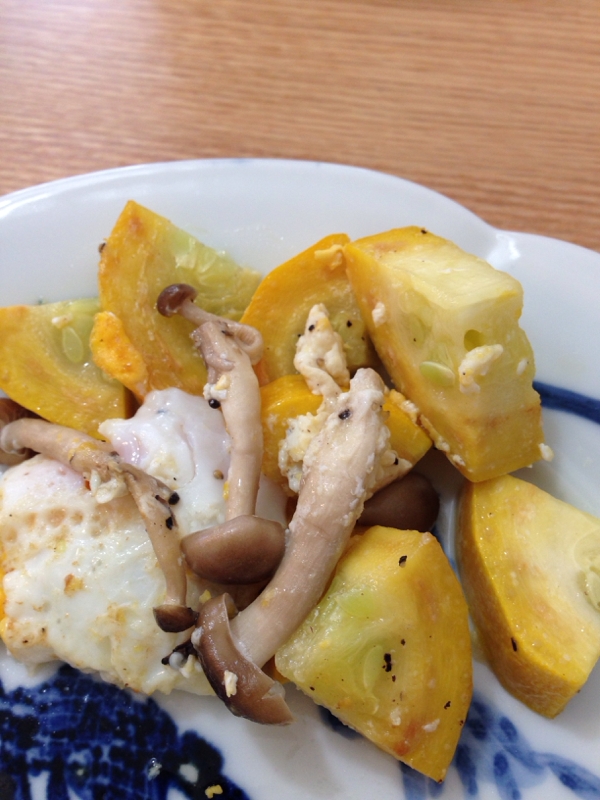 レンジで簡単、ズッキーニとシメジのチーズ焼き