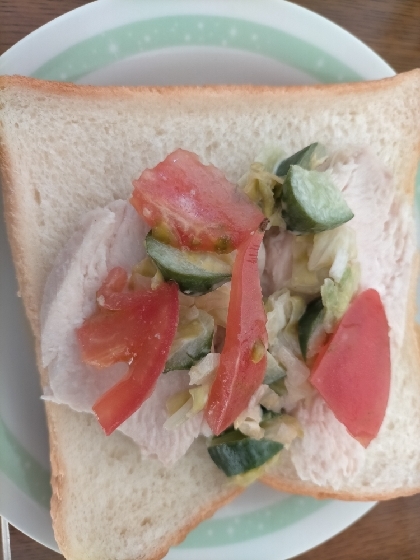きゅうりトマトサラダチキンのサンドイッチ