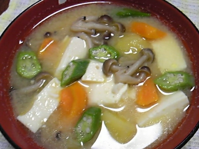 豆腐としめじと野菜の味噌汁