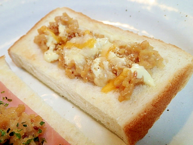 ひきわり納豆とミックスチーズのトースト