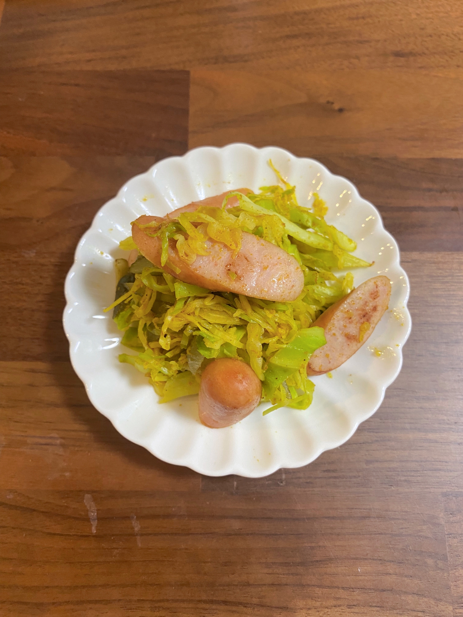 キャベツとウィンナーのソテー　カレー風味