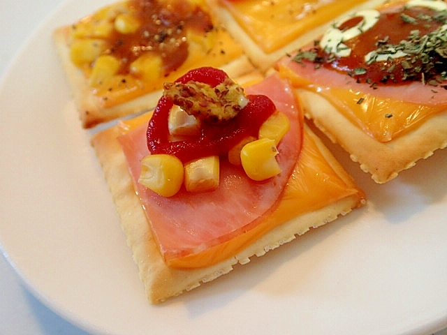 チェダーとハムとコーンの焼きクラッカー