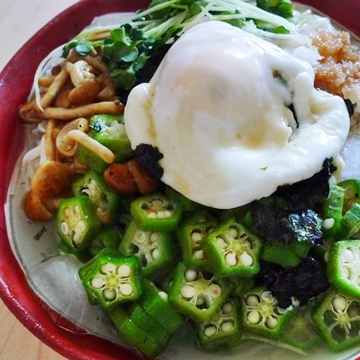 ごまをかけるのを忘れたのにカイワレやら海苔やら材料にないものをのせちゃいました^^;
ボリューム満点だけどヘルシー、おなかいっぱい美味しくいただきました♪