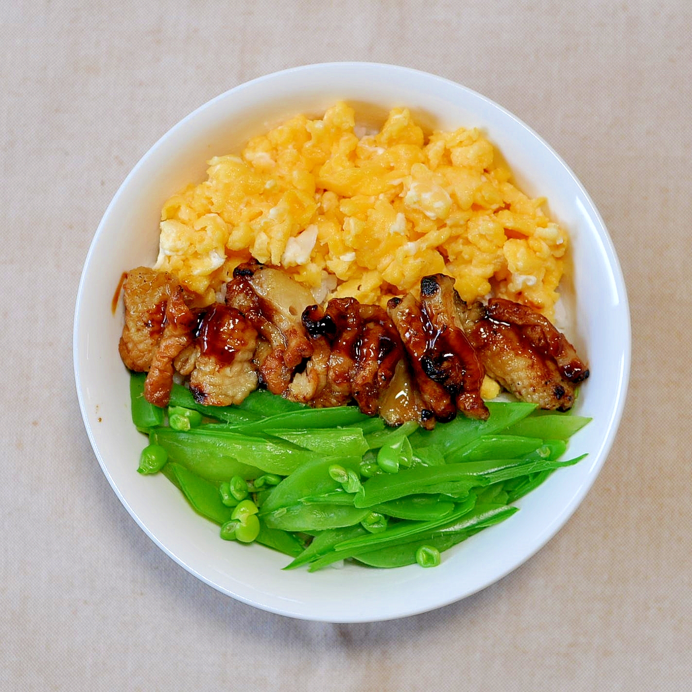 鶏皮の焼き鳥で作る三色丼