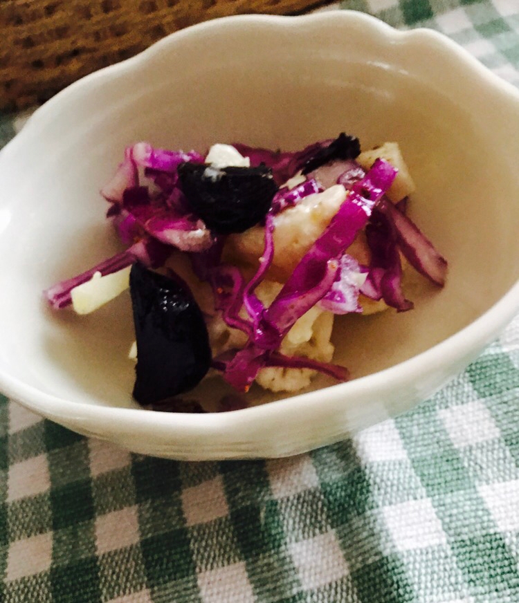 紫キャベツとカリフラワー、黒ニンニクのサラダ