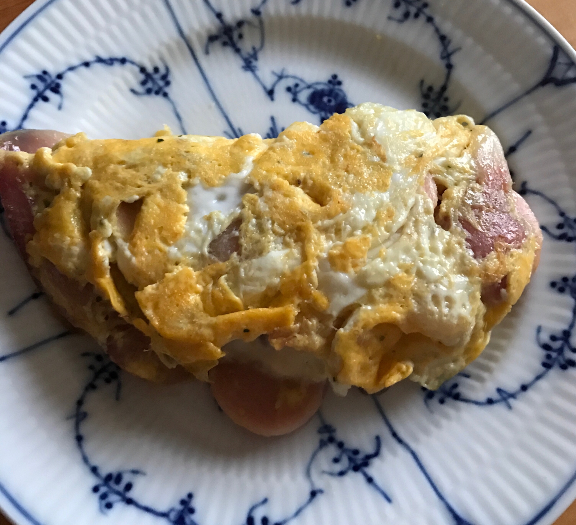 紫玉ねぎと魚肉ソーセージのチーズオムレツ