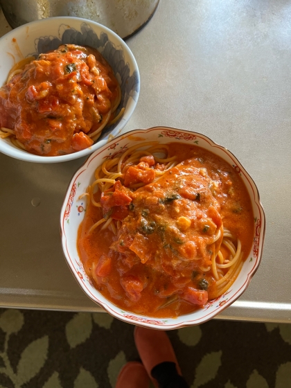 ほうれん草と玉ねぎのトマトクリームパスタ