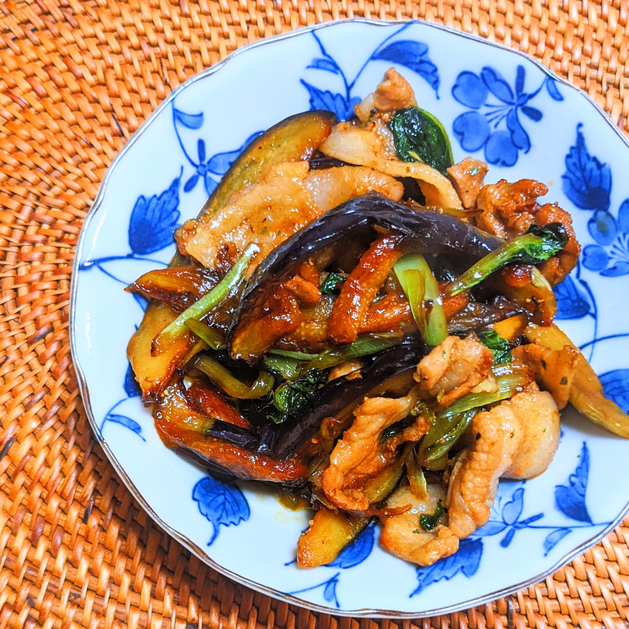 茄子とチンゲン菜と豚肉の炒め物