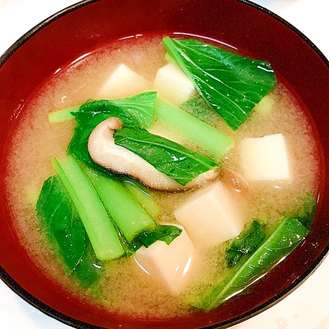 しっかり鉄分補給♪椎茸と小松菜の生姜入り味噌汁