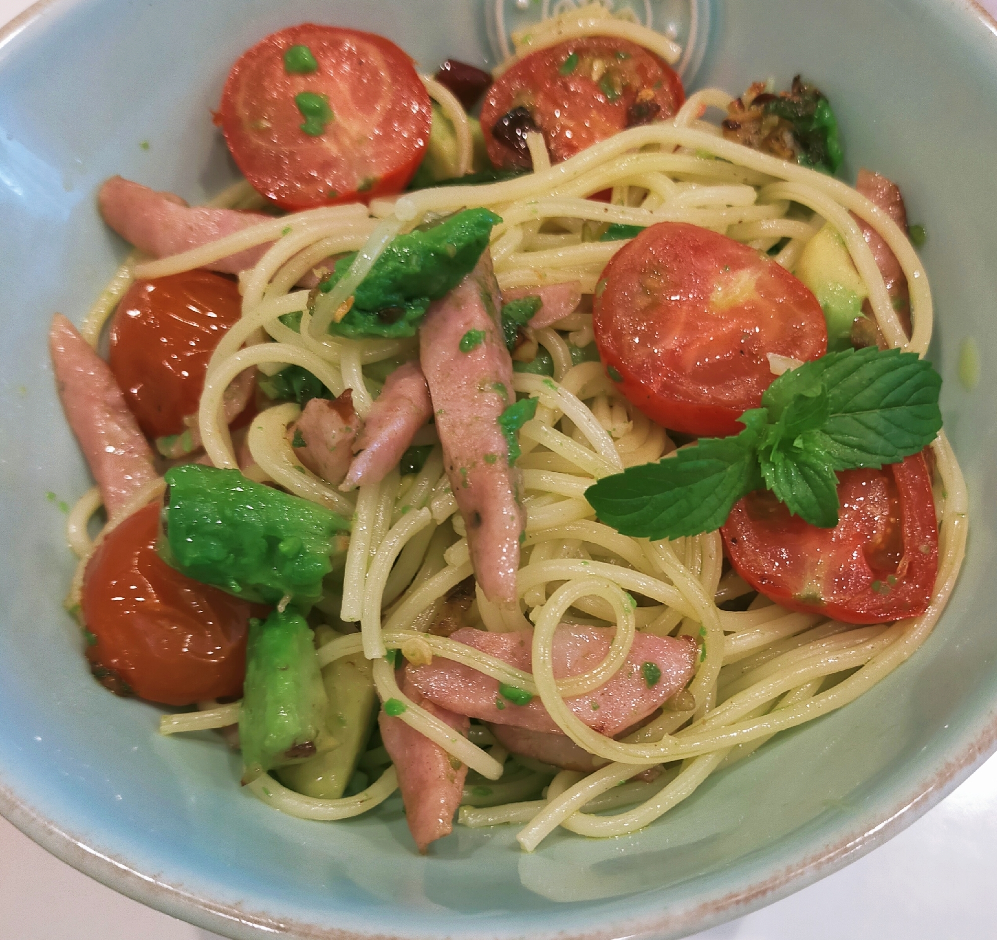 アボカドとトマトのペペロン風パスタ
