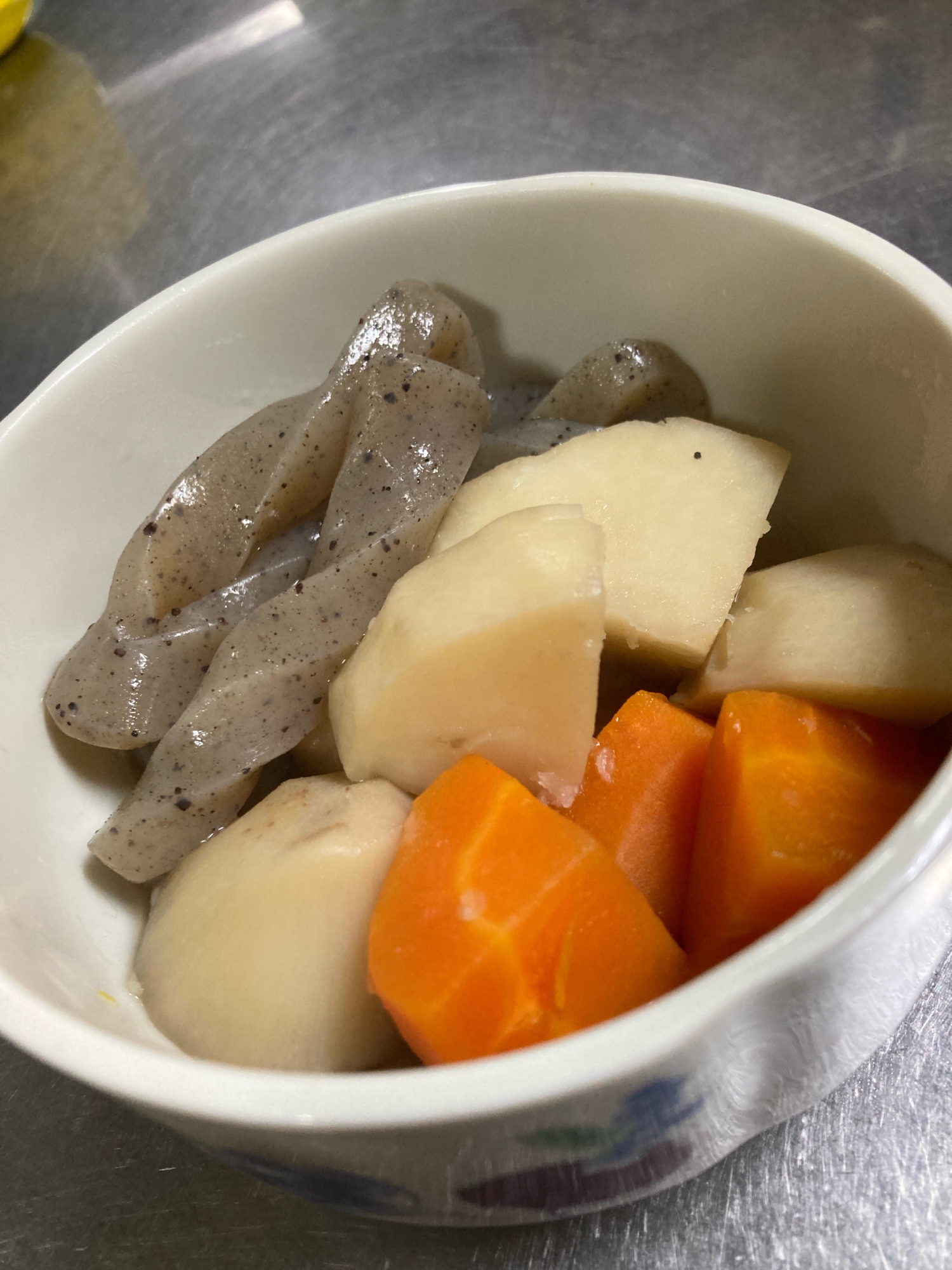 白だしで作る里芋、にんじん、こんにゃくの煮物