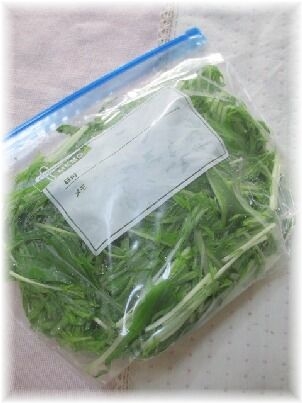 水菜のみずみずしくて美味しいうちにぎゅ～と袋に閉じ込めて、冷凍しておくといつでも使えて便利ですよね（＾ｃ＾）　素敵発見ありがとうです＾＾*