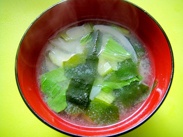 チンゲン菜と玉ねぎワカメの味噌汁