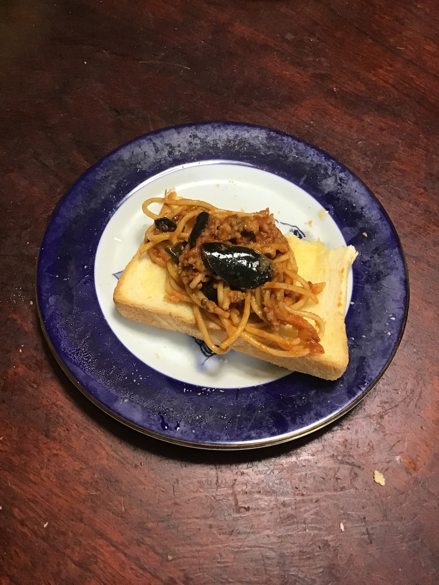 揚げナスのミートソースパスタサンド。