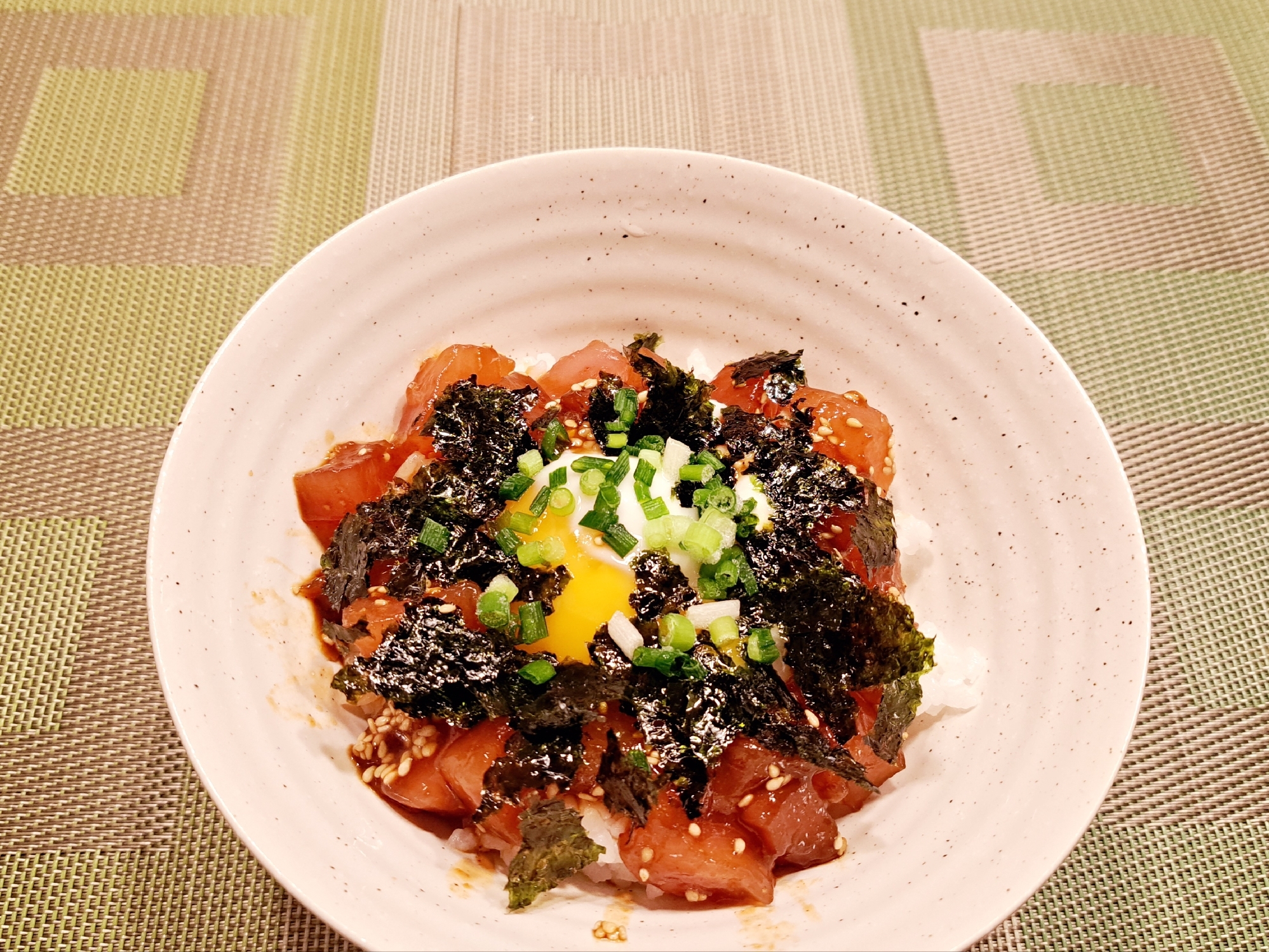 簡単で美味しい！韓国風マグロの漬け丼　温泉卵添え