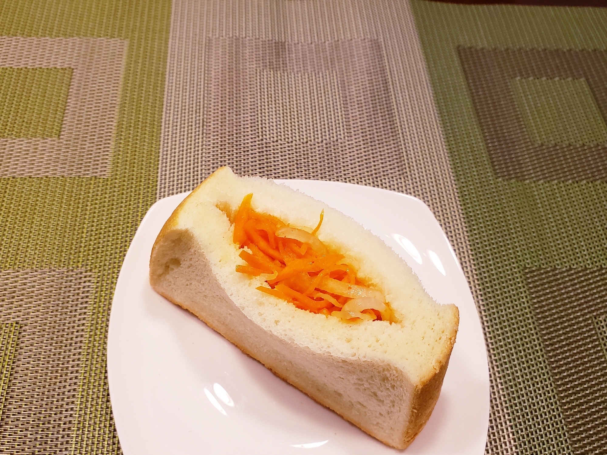 タイ風にんじんサラダのサンドイッチ