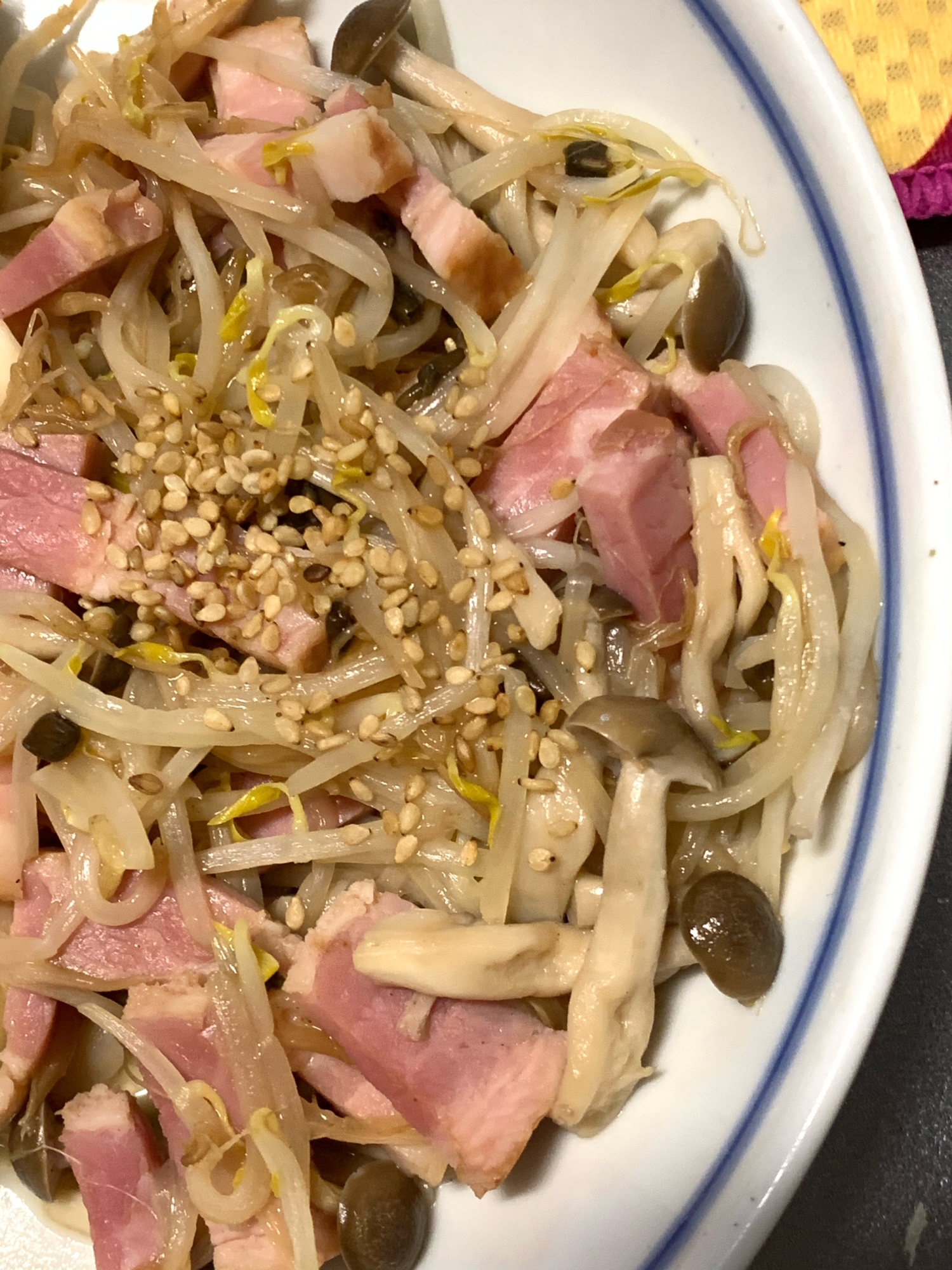 ズボラ料理！もやし、しめじ、ベーコンの炒め物