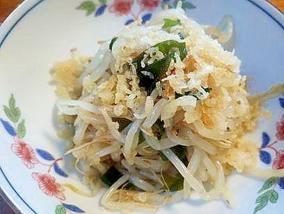 もやしと　わかめの　ナムル　天かすのせ