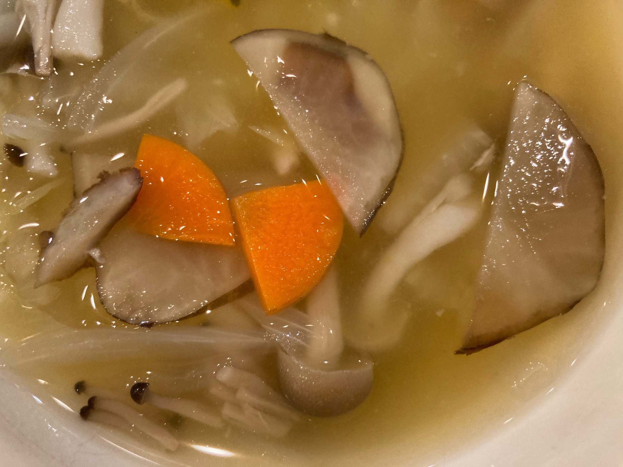 菊芋と人参とたまねぎとしめじのスープ