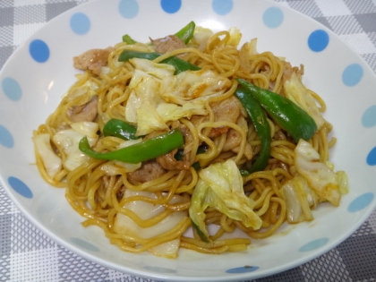 キャベツとピーマンとベーコンの焼きそば